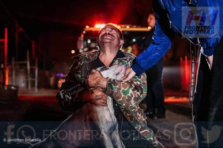 Mario, hombre sordomudo abrazando a su perro después de un trágico incendio