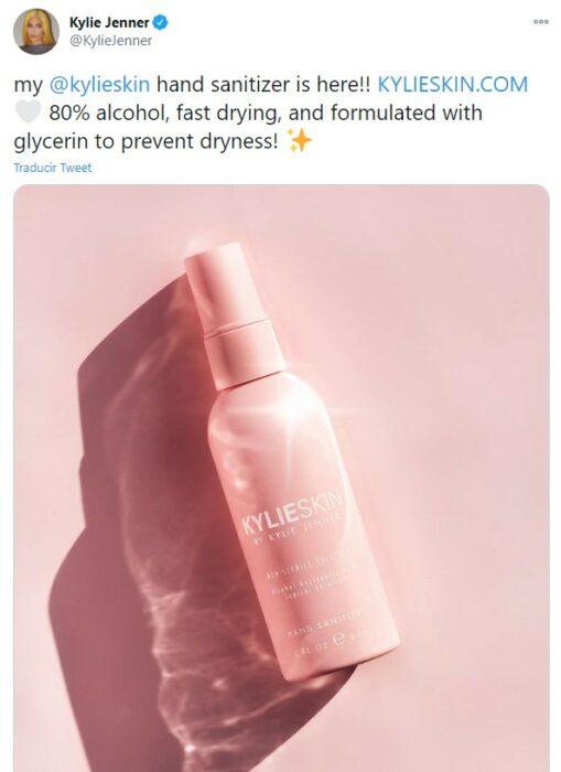 Twitter de Kylie Jenner promocionando su nueva linea de desinfectante de manos