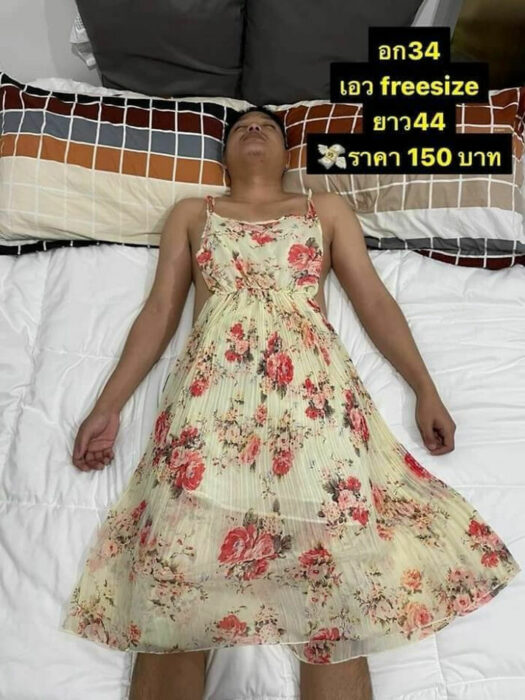 Hombre recostado llevando vestido de tirantes con flores; Mujer utiliza a su esposo dormido como maniquí para vender ropa en línea 