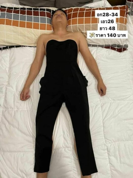 Hombre recostado llevando un jumpsuit ajustado; Mujer utiliza a su esposo dormido como maniquí para vender ropa en línea