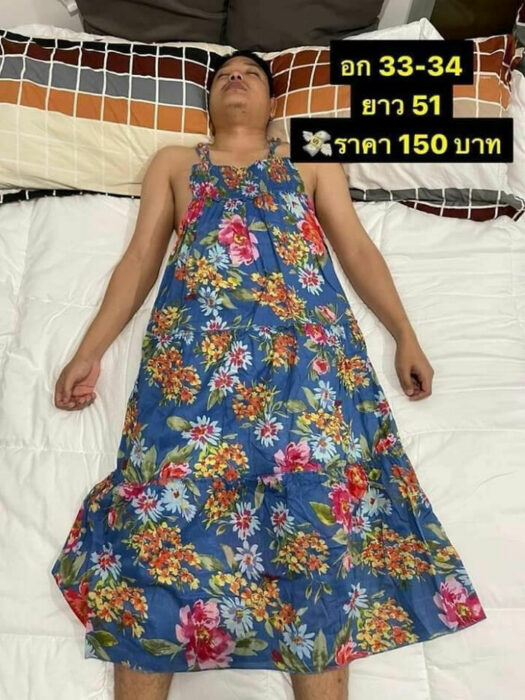 Hombre dormido con un vestido de tirantes azul sobrepuesto; Mujer utiliza a su esposo dormido como maniquí para vender ropa en línea