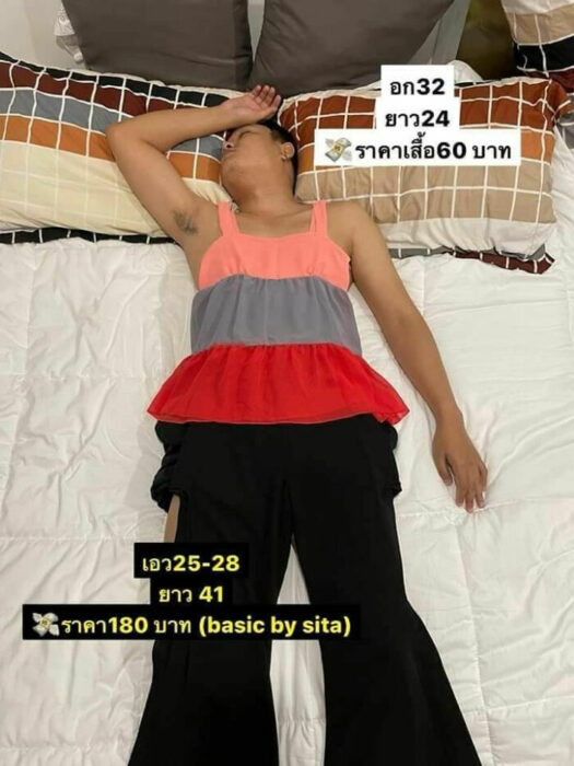 Hombre dormido llevando un traje de dos piezas con blusa de colores y pantalón negro sobrepuesto; Mujer utiliza a su esposo dormido como maniquí para vender ropa en línea