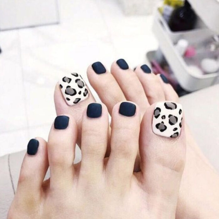 Pedicura en colores negro y blanco con detalle de animal print