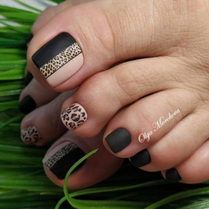 Pedicura en colores negro, nude y detalles de animal print