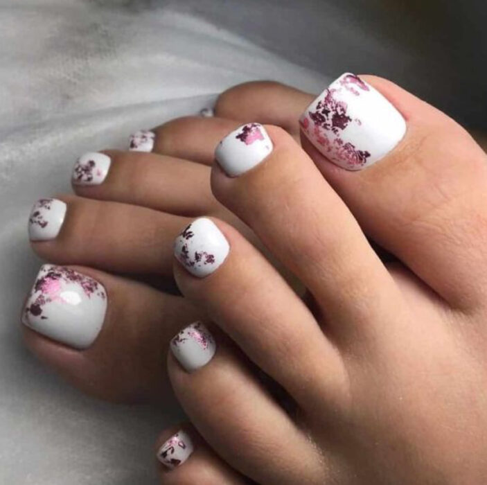 Pedicura en colores blanco con detalles en color vino y guinda