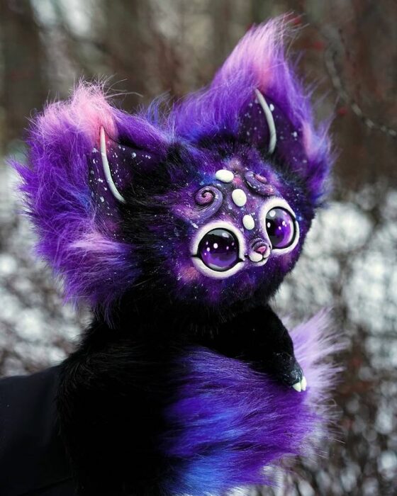 Peluche de gato morado