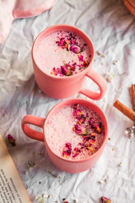 Tazas rosas pastel rellenas de Pink Moon Milk para descansar