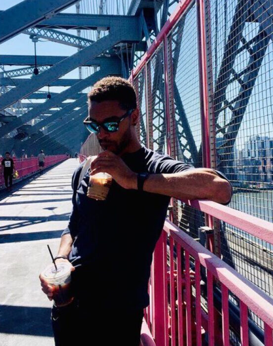 Actor Regé-Jean Page tomando un café en un puente