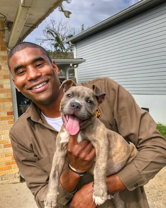 Repartidor Jason Hardesty posando con un perrito