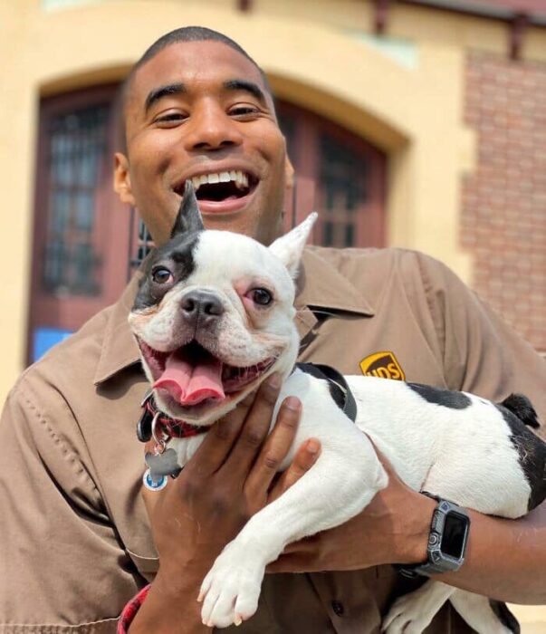 Repartidor Jason Hardesty posando con un perrito