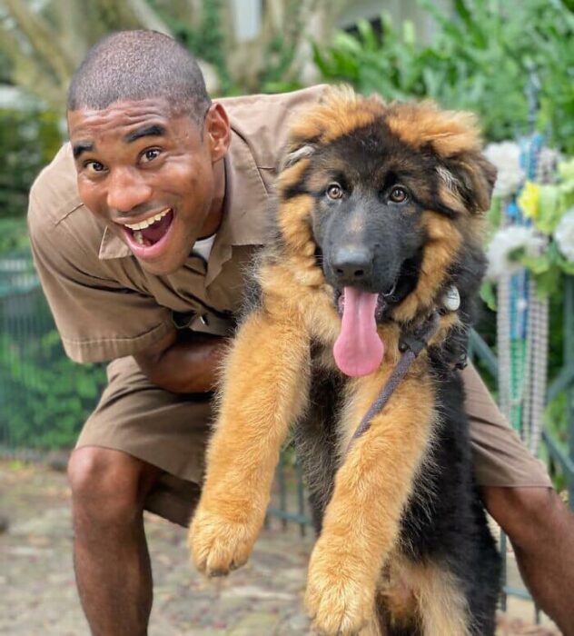 Repartidor Jason Hardesty posando con un perrito