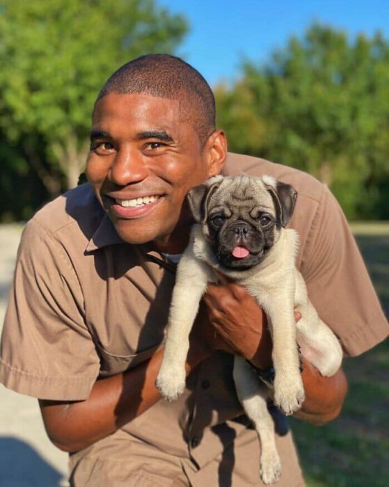 Repartidor Jason Hardesty posando con un perrito