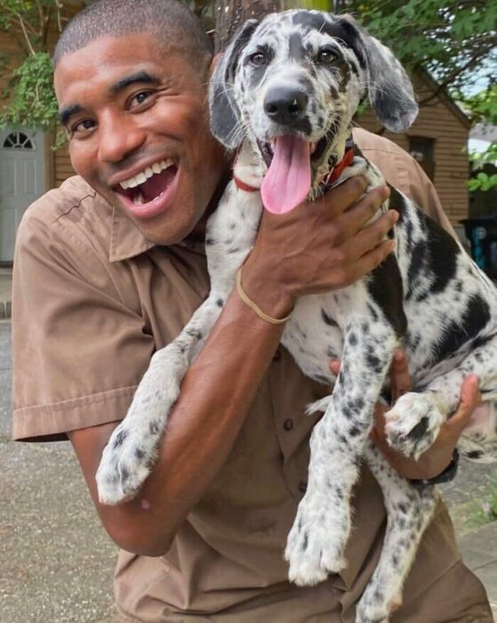 Repartidor Jason Hardesty posando con un perrito