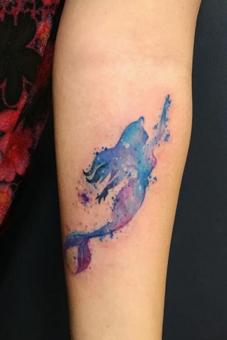 Tatuaje inspirado en la película de 'La sirenita' en la zona del antebrazo
