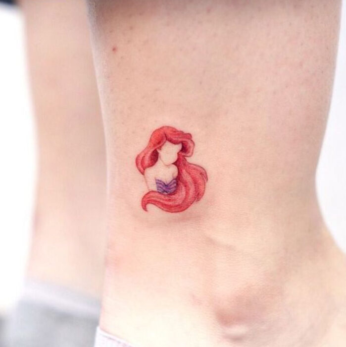 Tatuaje inspirado en la película de 'La sirenita' en la zona de el tobillo