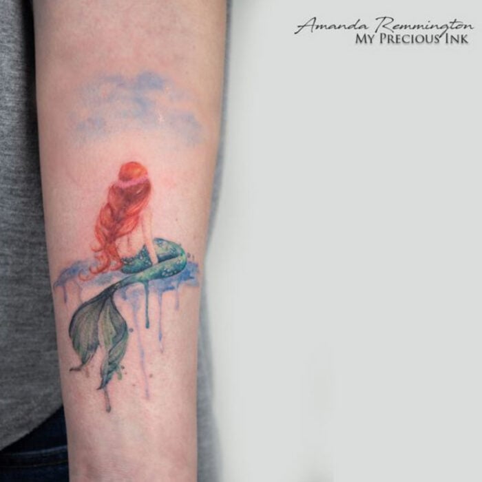 Tatuaje inspirado en la película de 'La sirenita' en la zona del antebrazo