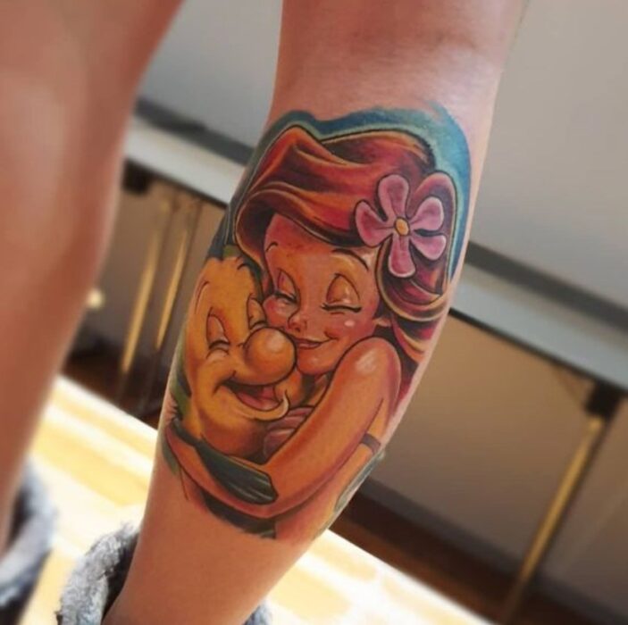 Tatuaje inspirado en la película de 'La sirenita' en la zona de la pantorrilla