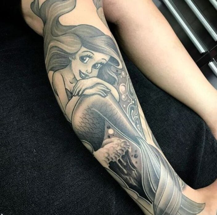 Tatuaje inspirado en la película de 'La sirenita' en la zona de la pantorrilla