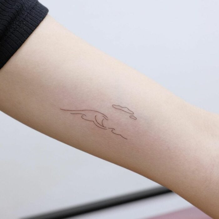 Tatuaje en el brazo de olas del mar
