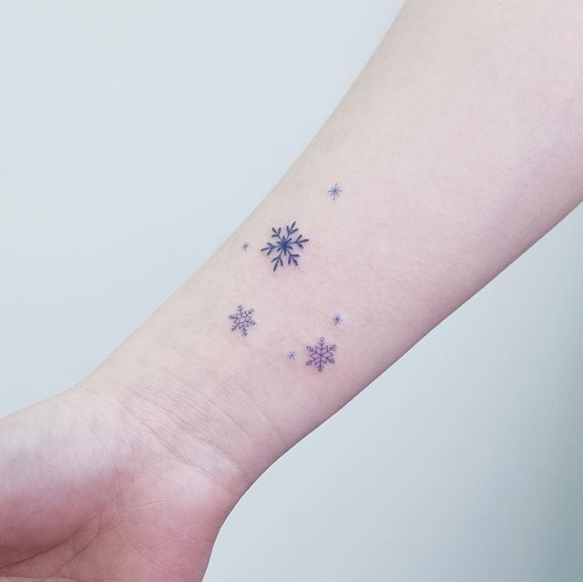 Tatuaje en el brazo copos de nieve 