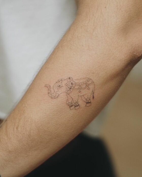 Tatuaje en el brazo de elefante