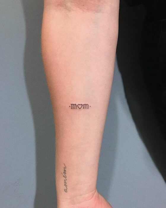 Tatuaje en el brazo de "mom"