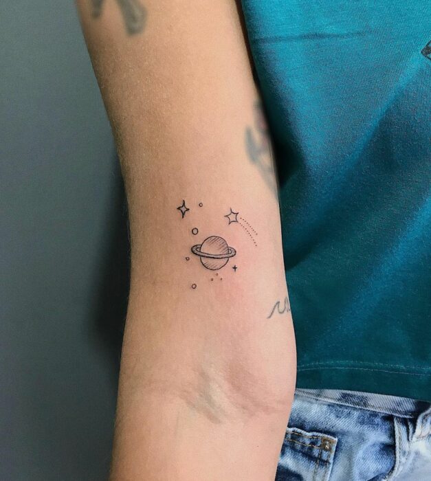 Tatuaje en el brazo de planeta