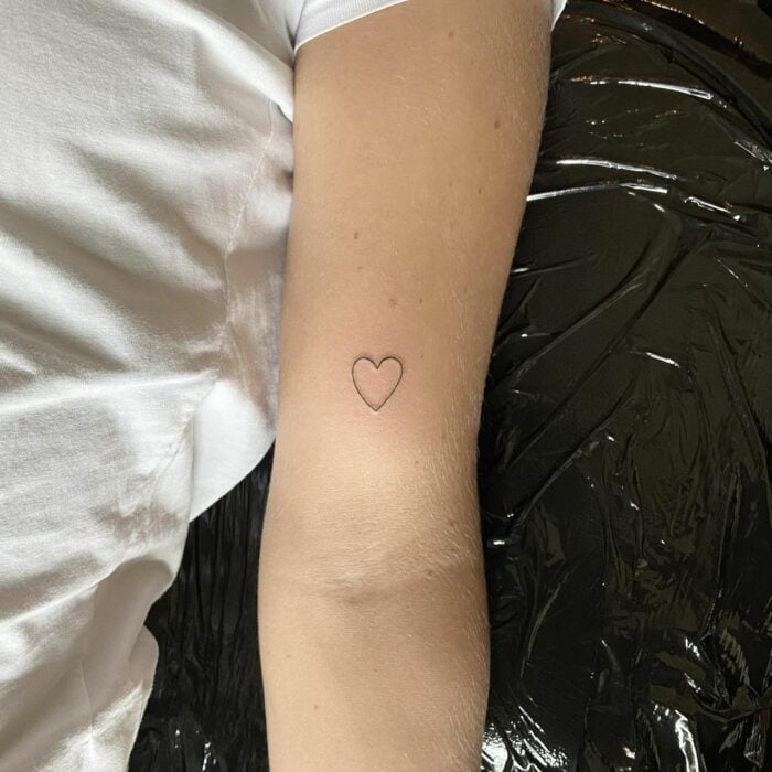 Tatuaje en el brazo de corazón 
