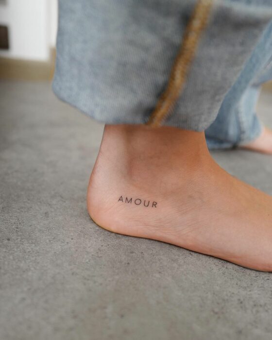 Tatuaje de palabra "amor" en el pie