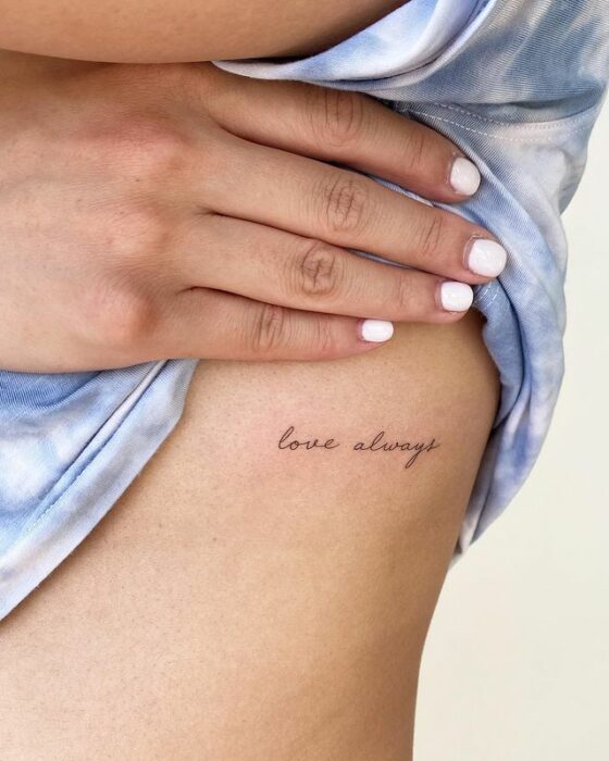 Tatuaje de palabra "love always" en las costillas 