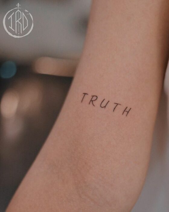 Tatuaje de palabra "truth" en el brazo 