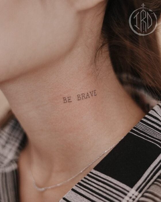 Tatuaje de palabra "be brave" en el cuello