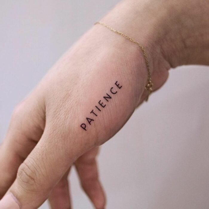 Tatuaje de palabras "patience" en la mano