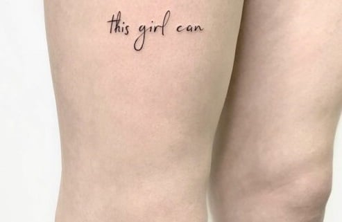 Tatuaje de "This girl can" para mujer en el muslo