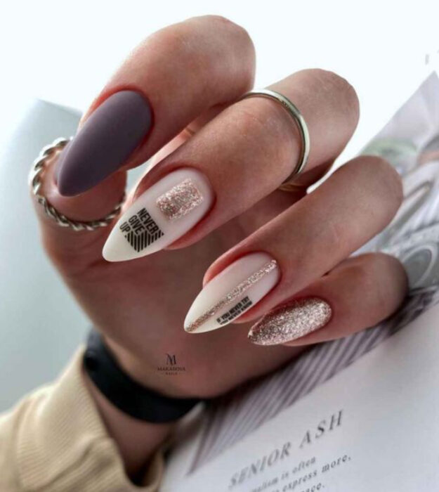 Manicura con diseño de formas y líneas, en color blanco con gris y dorado