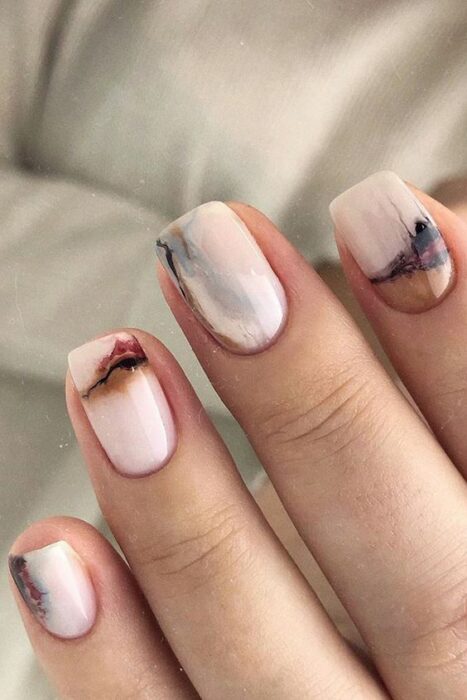 Manicura con diseño de colores degradados y base nude