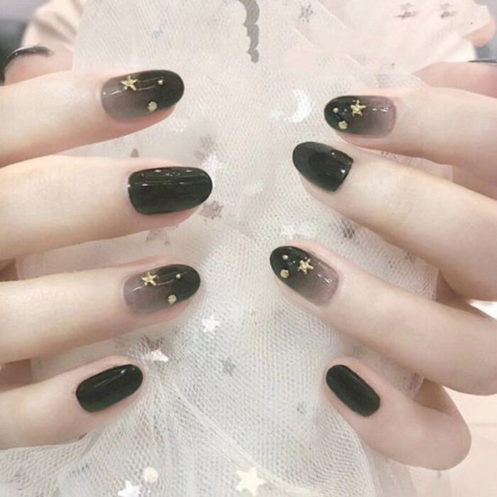 Manicura con estilo degradado en colores blanco y negro