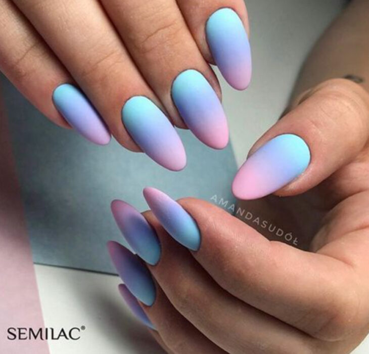 Manicura con estilo degradado en colores azul, morado y rosa