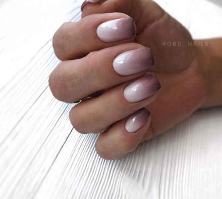 Manicura con estilo degradado en colores café y nude