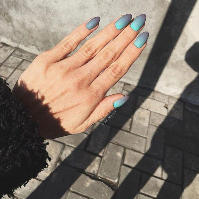 Manicura con estilo degradado en colores azul y gris