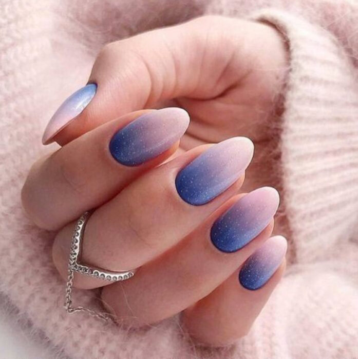 Manicura con estilo degradado en colores azul y nude