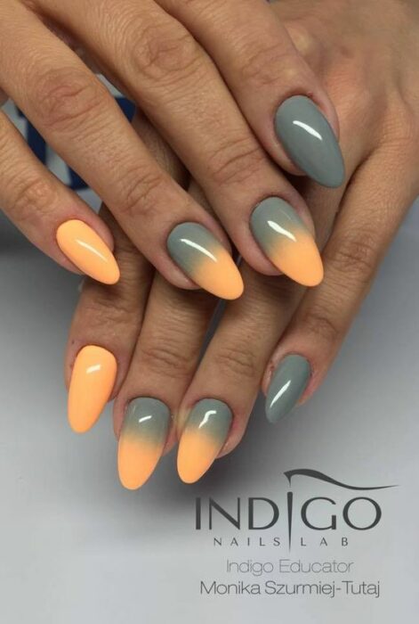 Manicura con estilo degradado en colores naranja y verde olivo