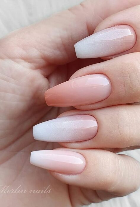 Manicura con estilo degradado en colores blanco y coral