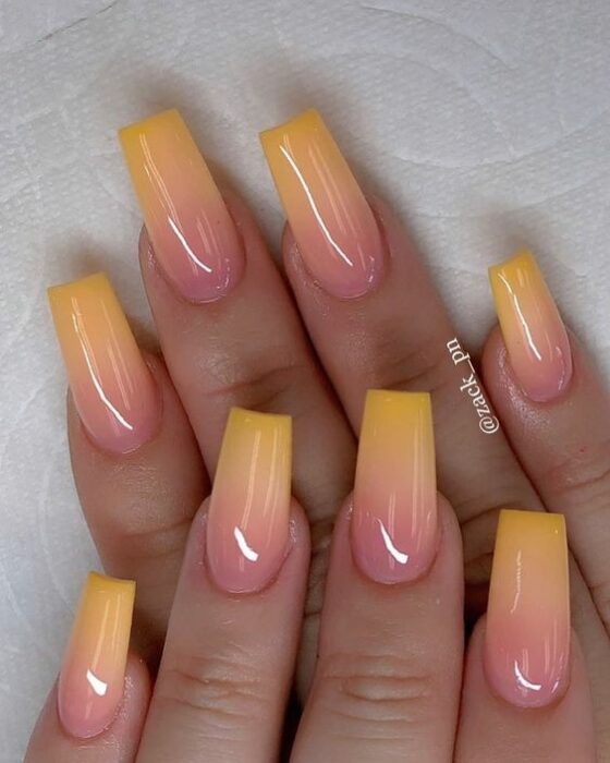 Manicura con estilo degradado en colores amarillo y coral