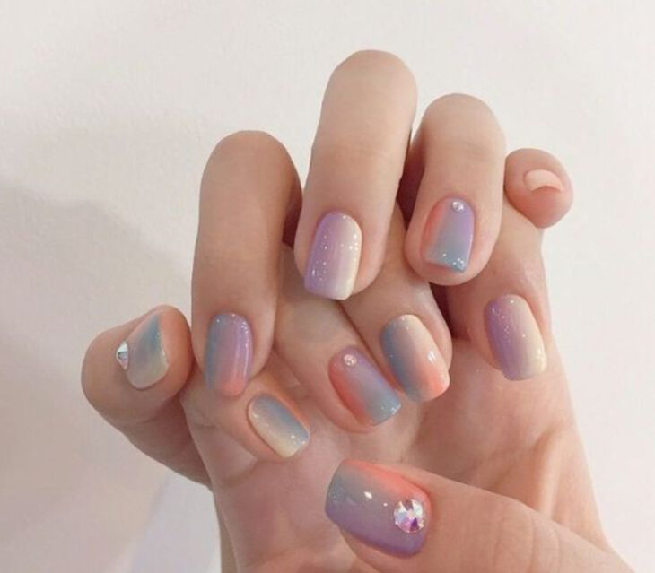 Manicura con estilo degradado en colores arcoíris