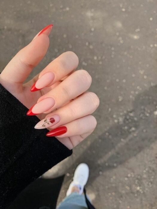 Chica con manicura stiletto en color rojo