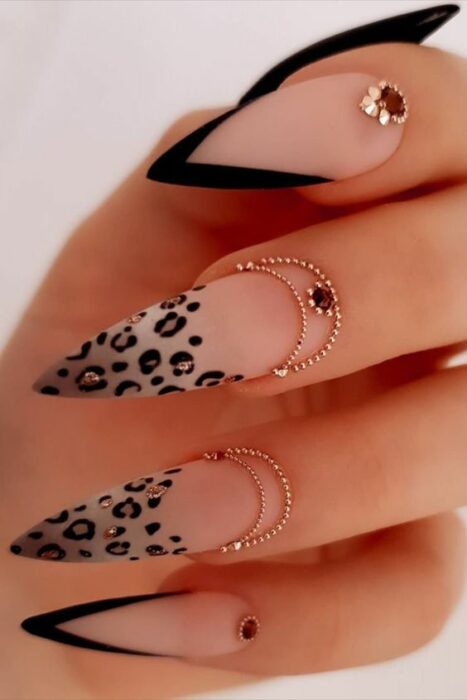 Chica con manicura stiletto en color nude con estampado animal print