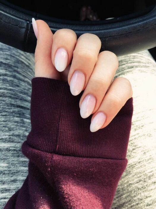 Chica con manicura stiletto en color blanco con efecto natural