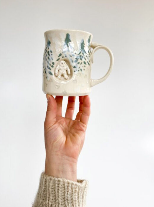 Taza de Brooke Knippa de AP Curiosities Art Studio de Yeti