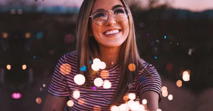 chica con lentes sonriendo